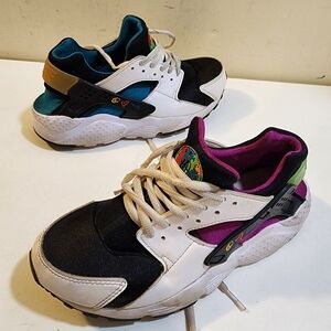 Nike Air Huarache  Peace Love Swoosh Multicolor Sneakers  Unisex Youth 5.5